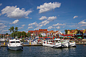 Boote im Hafen von Mikolajki (Nikolaiken) am Jez. Mikolajskie (Nikolaiker-See), Masurische Seenplatte, Mazurskie Pojezierze, Masuren, Ostpreußen, Polen, Europa