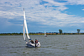 Segelboote auf dem Jezioro Rynskie (Rheinscher - See), Masurische Seenplatte, Mazurskie Pojezierze, Masuren, Ostpreußen, Polen, Europa