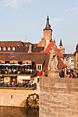 Alte Mainbruecke in Wuerzburg mit Kiliansdom und Rathaus, Deutschland, Wuerzburg, Unterfranken, Bayern