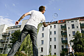 Zwei Männer spielen Federball, Leipzig, Sachsen, Deutschland