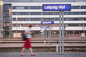 Frau auf einem Bahnsteig, Leipzig, Sachsen, Deutschland