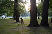 Radfahrerin im Clara-Zetkin-Park, Leipzig, Sachsen, Deutschland