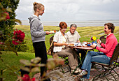 Gäste in einem Café, Norddorf, Insel Amrum, Schleswig-Holstein, Deutschland
