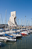 Segelboote in Marina vor Denkmal der Entdeckungen, Padrao dos Descobrimentos, Belem, Lissabon, Portugal, Europa