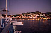 Kreuzfahrtschiff MS Delphin Voyager (Delphin Kreuzfahrten) erreicht Horta in der Morgendämmerung, Insel Faial, Azoren, Portugal, Europa