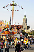 Menschen auf dem Oktoberfest mit Paulskirche, München, Bayern, Deutschland, Europa