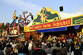 Menschen vor der Schaubude beim Schichtl, Oktoberfest, München, Bayern, Deutschland, Europa
