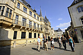 Menschen vor dem großherzoglichen Palais im Sonnenlicht, Luxemburg Stadt, Luxemburg, Europa