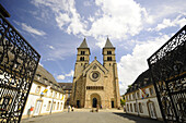 Basilika unter Wolkenhimmel, Echternach, Luxemburg, Europa