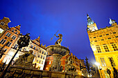 Gebäude am Langen Markt mit Rathaus und Neptunbrunnen am Abend, Rechtstadt, Danzig, Polen, Europa