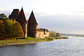 Stadtmauer von Marienburg am Flussufer, Nord-Polen, Polen, Europa