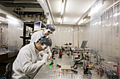 Wissenschaftler mit Schutzkleidung im Laserzentrum Hannover, Arbeitsplatz mit Versuchsanordnung, Werkstatt, Labor, Bildschirme, Mitarbeiter