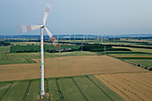 Smarties, Windkraftanlage mit bunten Leuchten,  Feldmark bei Sehnde-Müllingen, Weltausstellungsprojekt vom französischen Künstler Patrick Raynaud