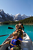 Familie in Paddelboot, Moraine Lake, Banff National Park, Alberta, Kanada, MR