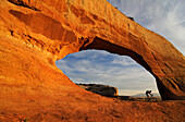 Mountainbiker, Wilson Arch, Moab, Utah, USA, MR