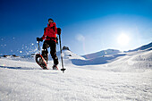 Mann beim Schneeschuhwandern, Glarner Alpen, Kanton St. Gallen, Schweiz
