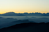 Monte Rosa und Walliser Alpen, Tessiner Alpen im Vordergrund, Monte Bisbino, Comer See, Lombardei, Italien