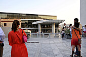 Menschen am Akropolis Museum, Athen, Griechenland, Europa