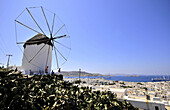 Windmühle und Ansicht der Stadt im Sonnenlicht, Insel Mykonos, Kykladen, Griechenland, Europa