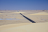 Wander-Duenen ueberqueren Strasse, Libysche Wüste, Ägypten