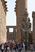 Touristen im Säulenhof von Luxor-Tempel, Luxor, Ägypten