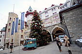 Weihnachtsbaum vor einem Palace Hotel, St. Moritz, Engadin, Graubünden, Schweiz