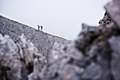 Zwei Bergsteiger im Aufstieg zur Sonntagkarspitze, Innsbruck, Karwendel, Tirol, Österreich