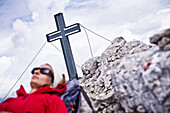 Frau rastet am Gipfel der Sonntagkarspitze, Innsbruck, Karwendel, Tirol, Österreich