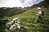 Frau beim Wandern, Obere Röbi Alm, Gargellen, Montafon, Vorarlberg, Österreich