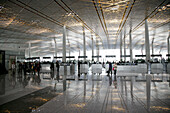 Menschen in der Ankunftshalle des Internationalen Flughafens, größtes Gebäude der Welt, Beijing, Peking, China, Asien