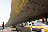 Frau und Taxi vor dem Internationalen Flughafen Peking, größtes Gebäude der Welt, Beijing, Peking, China, Asien