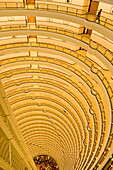 Blick von oben auf die Lobby des Grand Hyatt Hotel im Jinmao Turm, Shanghai, China, Asien