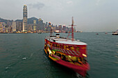 Star Ferry, Fähre zwischen Kowloon und Hongkong Island am Abend, Wanchai, Hongkong, China, Asien
