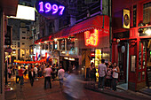 Menschen auf der Strasse vor einer Bar, Lan Kwai Fong, Hongkong, China, Asien