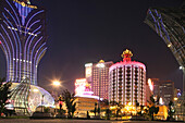 Das beleuchtete Spielkasino Hotel Grand Lisboa bei Nacht, Macao, China, Asien