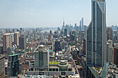 Blick über Hochhäuser in der Innenstadt, Nanjing Road, Shanghai, China, Asien