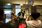 Menschen fotografieren Wachsmodell von Filmstar Jackie Chan, Shanghai World Financial Center, Pudong, Shanghai, China, Asien