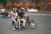 Familie mit Kindern auf einem Motorroller, Tet Fest, Saigon, Ho-Chi-Minh Stadt, Vietnam, Asien