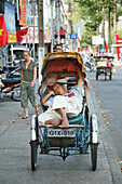 Schlafender Mann in einer Fahrrad Rikscha, Saigon, Ho Chi Minh Stadt, Vietnam, Asien