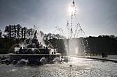 Springbrunnen vor Schloss Herrenchiemsee, Chiemsee, Chiemgau, Oberbayern, Bayern, Deutschland, Europa