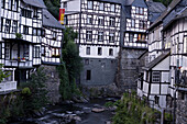 Fachwerkhäuser an der Rur, Monschau, Eifel, Nordrhein-Westfalen, Deutschland, Europa