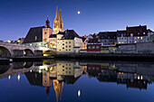 Stone bridge and Regensburg cathedral, cathedral of St. Peter, Unesco World Cultural Heritage, Donau, Regensburg, Upper Palatinate, Bavaria, Germany, Europe