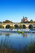 Blick über die Lahn mit Brücke zum Dom, Limburg, Hessen, Deutschland