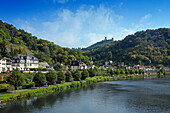 Blick über die Lahn auf Balduinstein, Schaumburg im Hintergrund, Rheinland-Pfalz, Deutschland