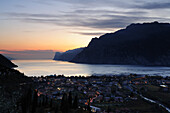 Blick über den Gardasee am Abend, Nago-Torbole, Trentino-Südtirol, Italien