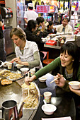 Menschen in einem Teppanyaki Restaurant auf dem Shilin Nachtmarkt, Taipeh, Taiwan, Asien