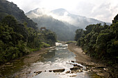 Kleiner Fluss und Tempeltor in den Bergen, Pinglin, Republik China, Taiwan, Asien