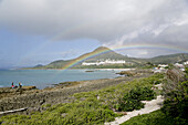 Angler an der Küste und Regenbogen unter Wolkenhimmel, Kenting Nationalpark, Sail Rock, Kending, Kenting, Republik China, Taiwan, Asien