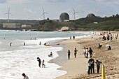 Menschen am Strand vor Windrädern und dem Atomkraftwerk Nanwan, Kenting, Kending, Republik China, Taiwan, Asien