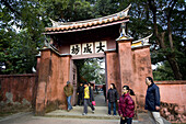 Besucher vor dem roten Tor des Konfuzius Tempel, Tainan, Republik China, Taiwan, Asien